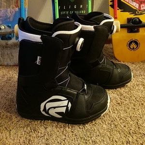 Snowboarding boots